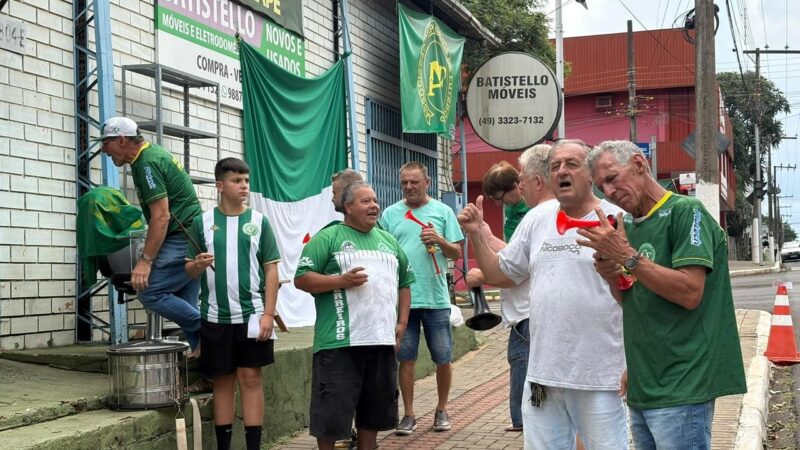 Esquina vira parada obrigatória do ônibus da Chapecoense e ponto de concentração de torcedores