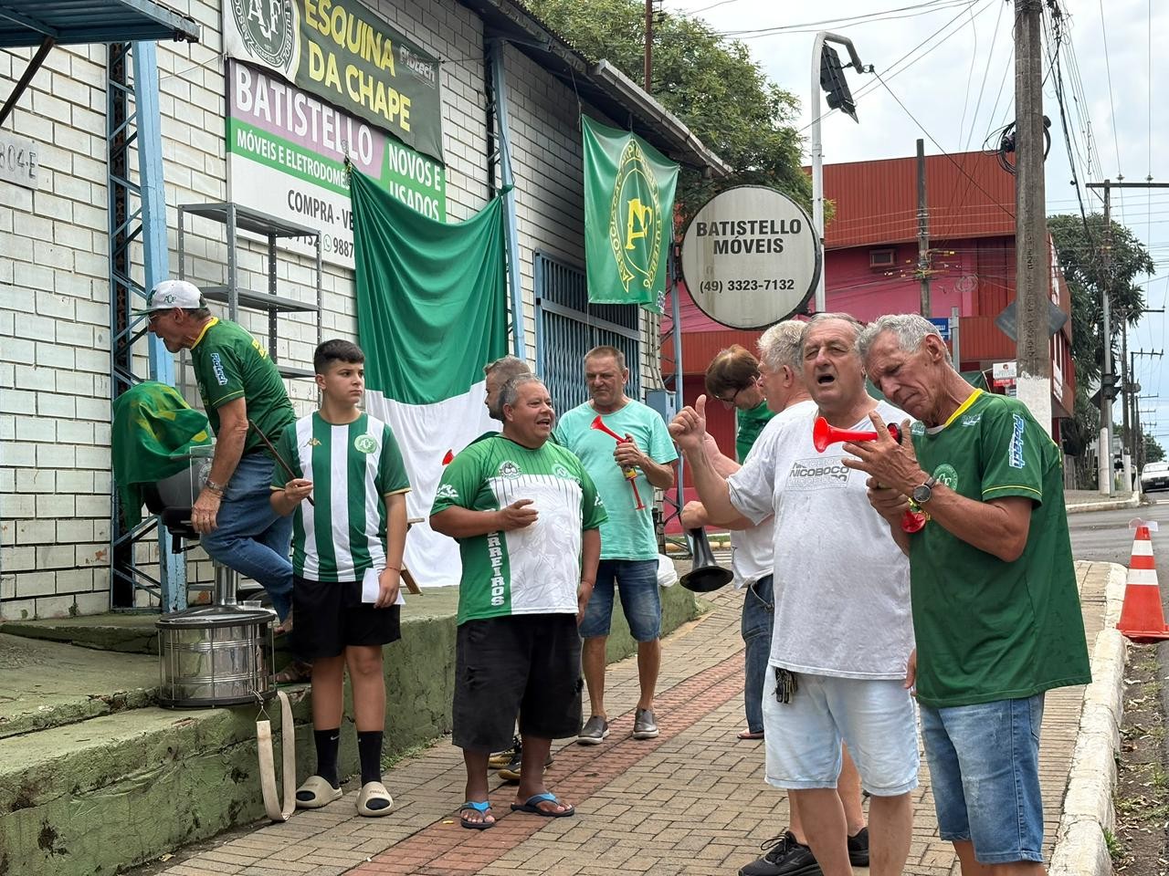 Esquina vira parada obrigatória do ônibus da Chapecoense e ponto de concentração de torcedores