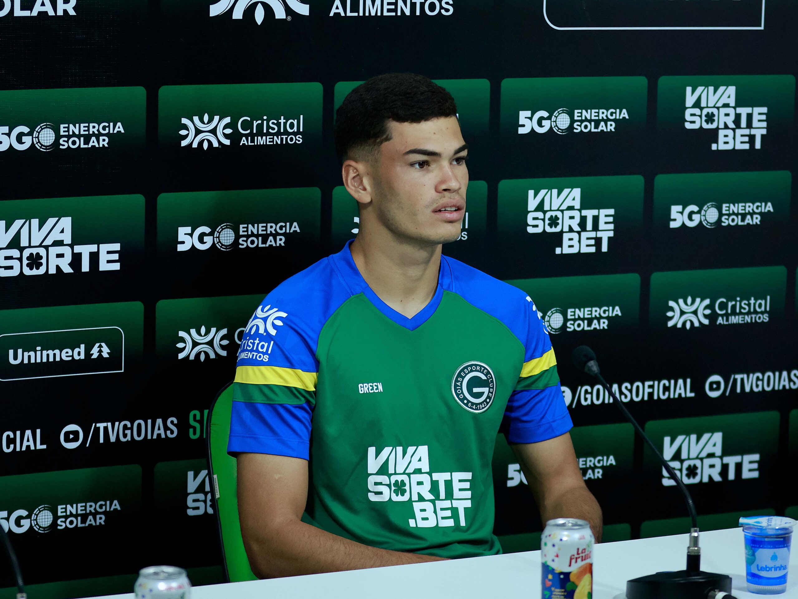 Botafogo tenta a contratação de Anthony, zagueiro do Goiás