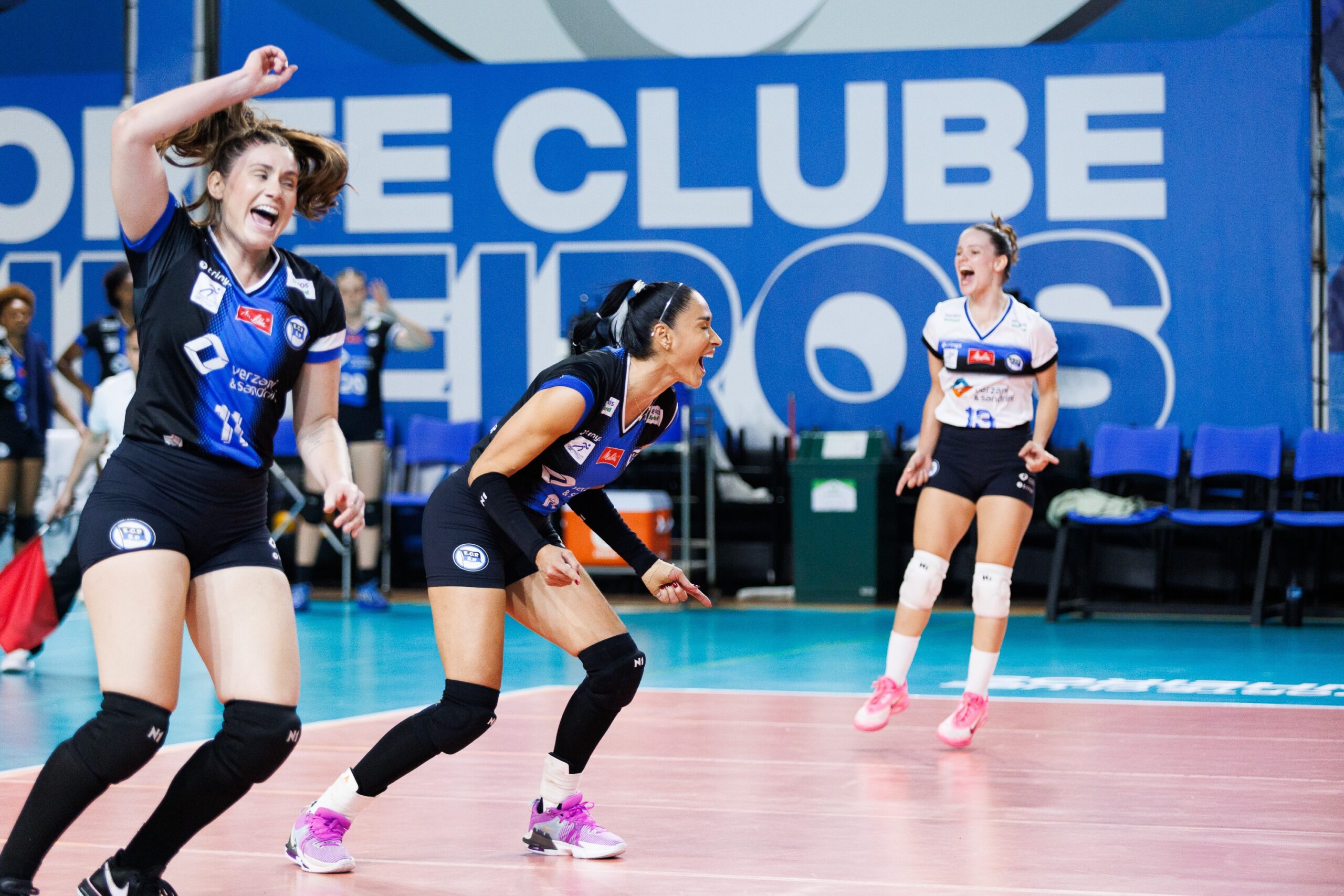 Pinheiros vence segundo jogo da semifinal e empata disputa com Chapecó por vaga na elite do vôlei