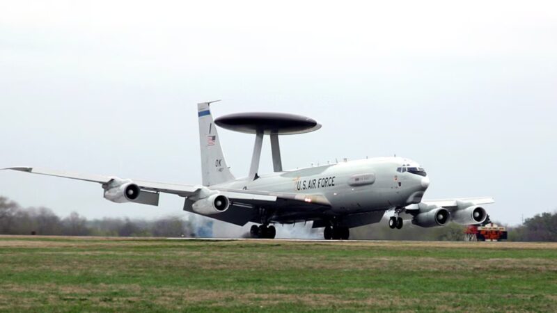 Como é o E-3 Sentry, avião espião de US$ 270 milhões dos EUA destruído por drones do Irã