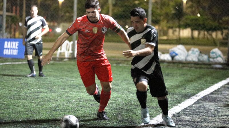 Em duelo entre líder da Liga e campeão da Copa da Liga, Liverpool leva a melhor e derrota Newcastle