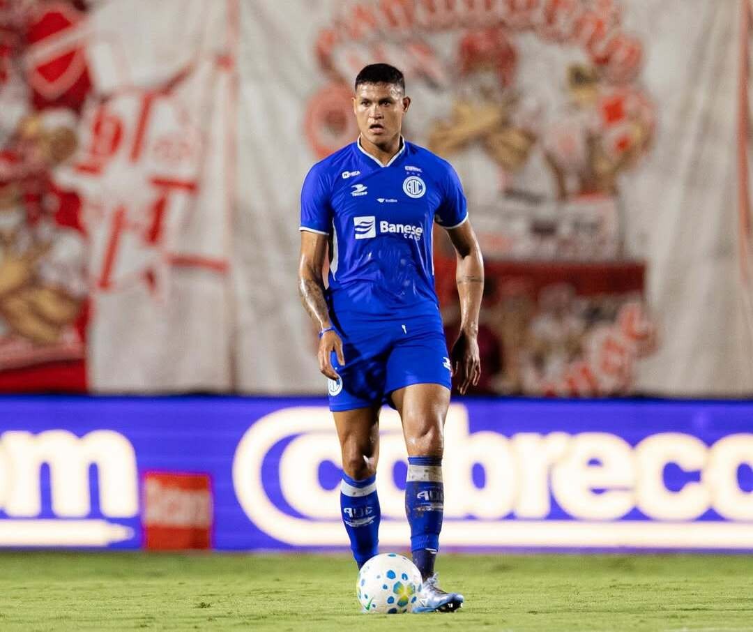 Expulso em briga, Eduardo Moura desfalca Confiança na ida da quinta fase da Copa do Brasil