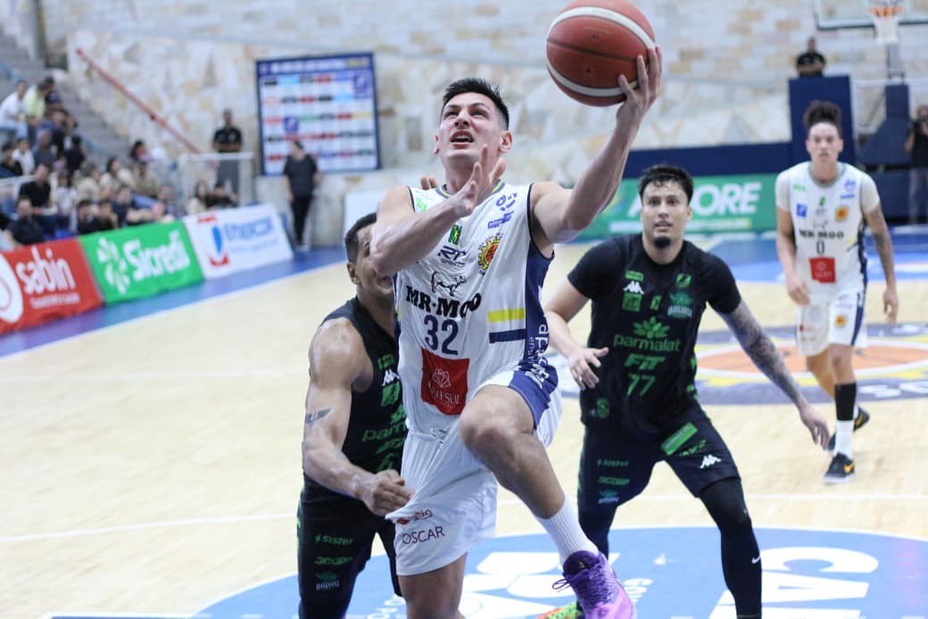 Bauru vence São José e passa adversário na tabela do NBB