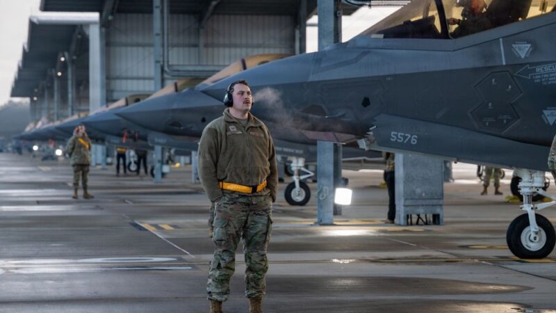 Milhares de paraquedistas do Exército dos EUA chegam ao Oriente Médio, diz agência