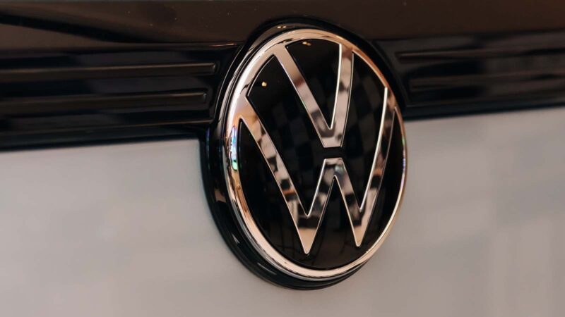 Lucro da Volkswagen cai pela metade impactado por tarifas e dificuldades no mercado chinês