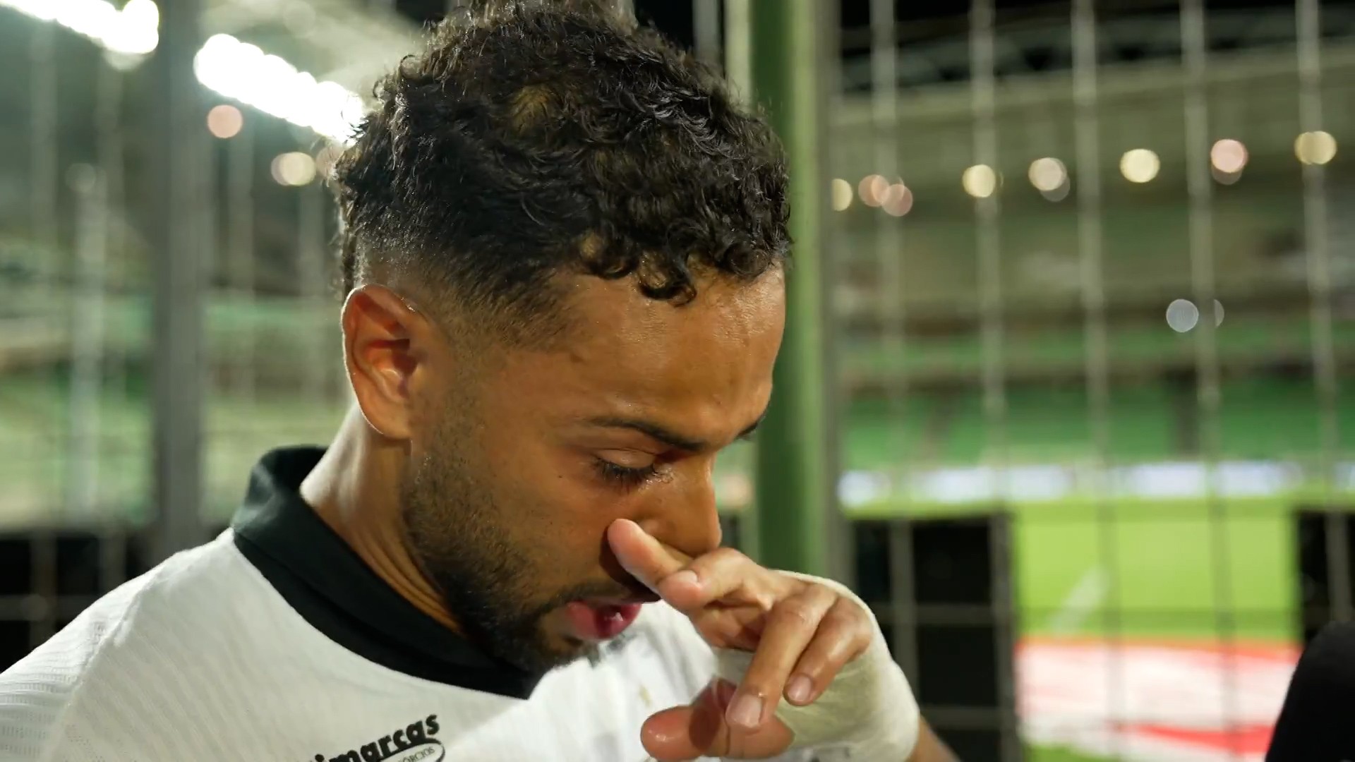 Lateral do Atlético-MG, Renan Lodi chora, relata drama pessoal e dedica classificação à avó: “É para ela”