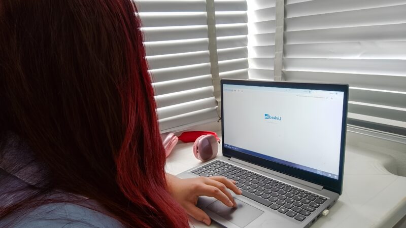 Mais candidatos, mais etapas e pouco retorno: por que parece que buscar um emprego ficou tão difícil