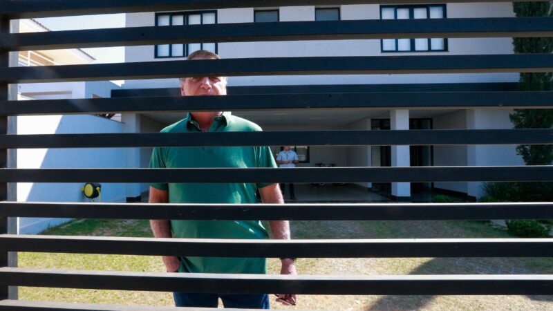 Bolsonaro é autorizado a cumprir prisão domiciliar e imprensa internacional repercute