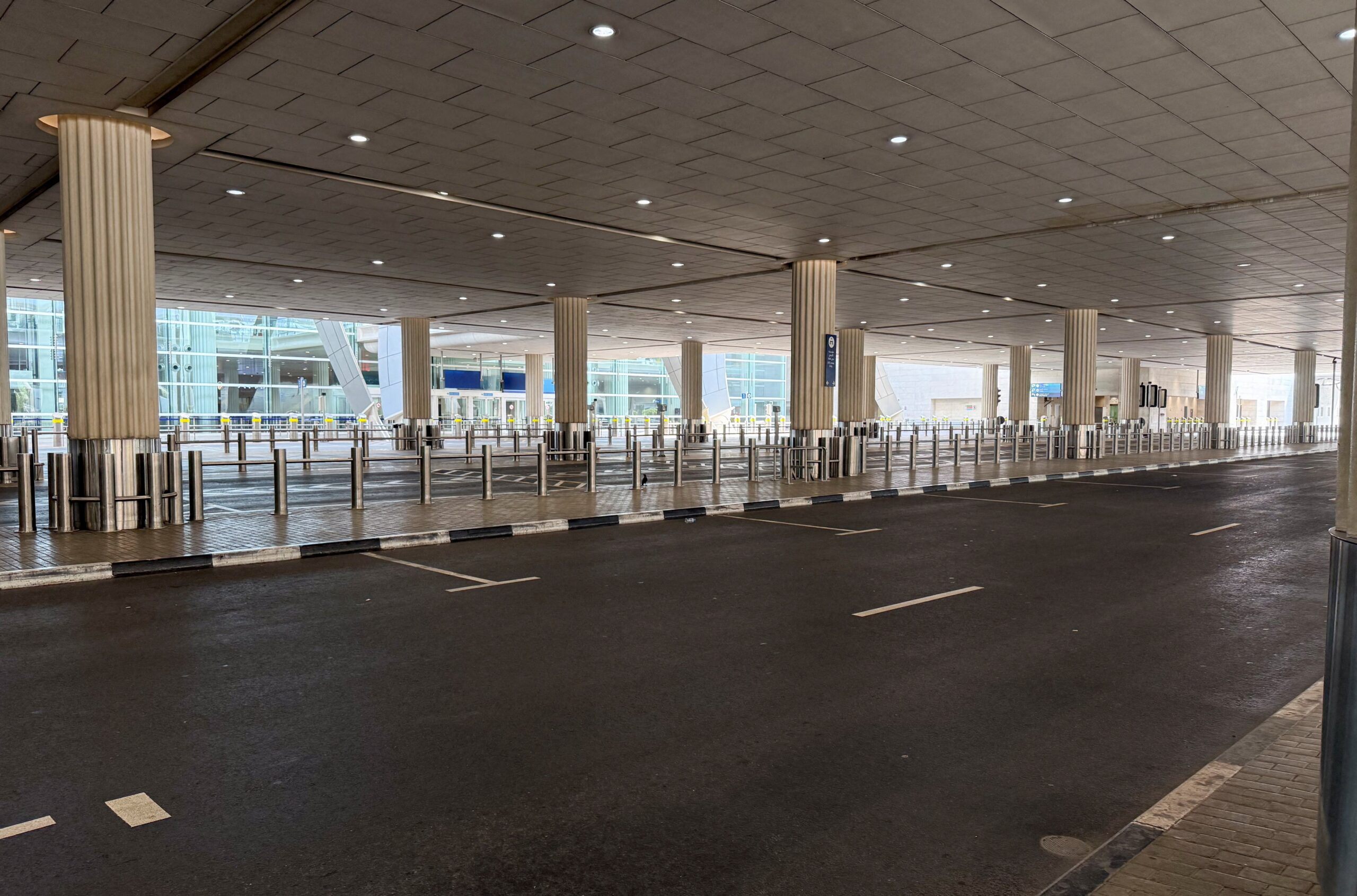 Guerra entre EUA, Israel e Irã fecha aeroportos no Oriente Médio; aeroporto de Dubai amanhece vazio