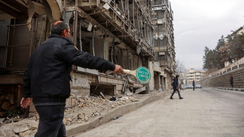 ‘Minhas pernas paralisaram’, ‘Pessoas correndo’, ‘Medo de estar aqui’: brasileiros relatam insegurança após ataques entre EUA, Israel e Irã