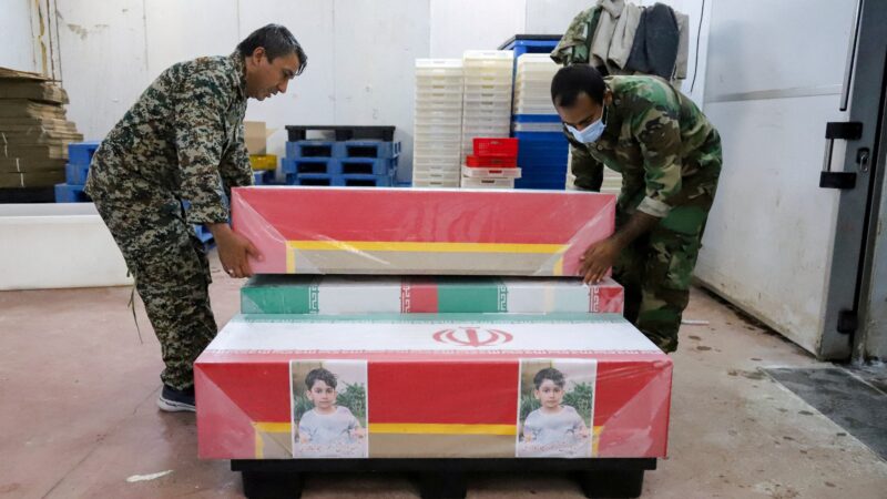 Milhares participam de funeral de estudantes mortos em ataque ao Irã; veja FOTOS e VÍDEO