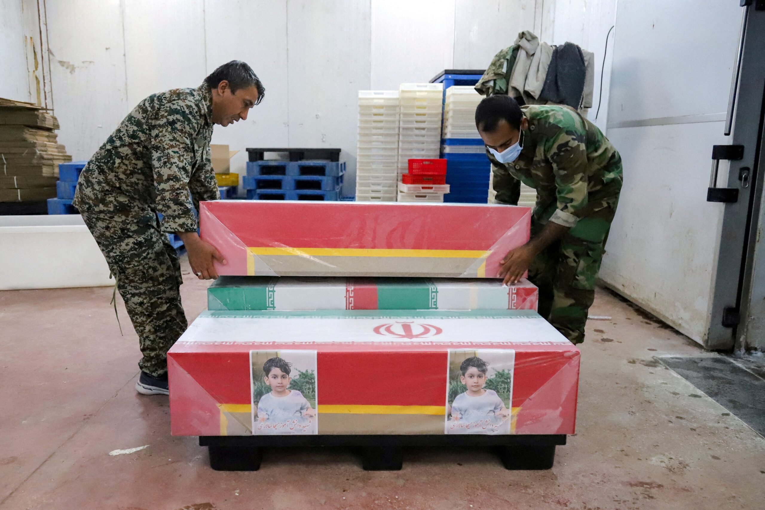 Milhares participam de funeral de estudantes mortos em ataque ao Irã; veja FOTOS e VÍDEO