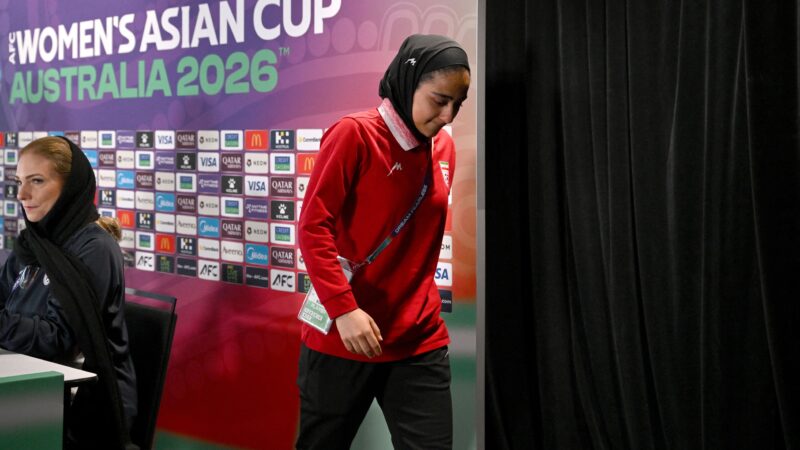 Jogadora de futebol do Irã se emociona ao falar de guerra no país; VÍDEO