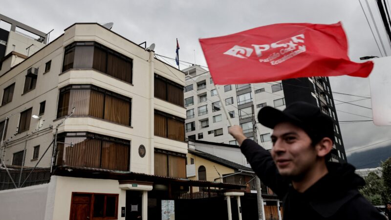 Equador expulsa embaixador cubano