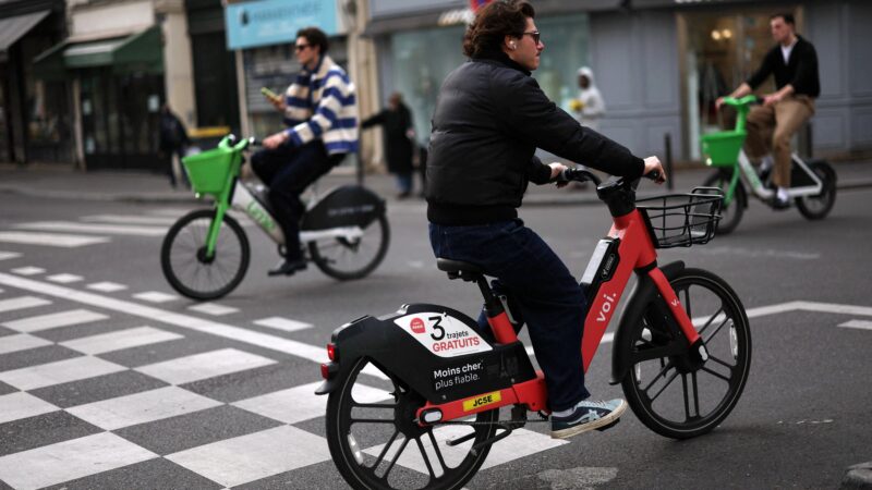 Prefeita de Paris termina mandato após 12 anos de luta contra os carros e a favor de pedestres e ciclistas; veja como era e como ficou a cidade