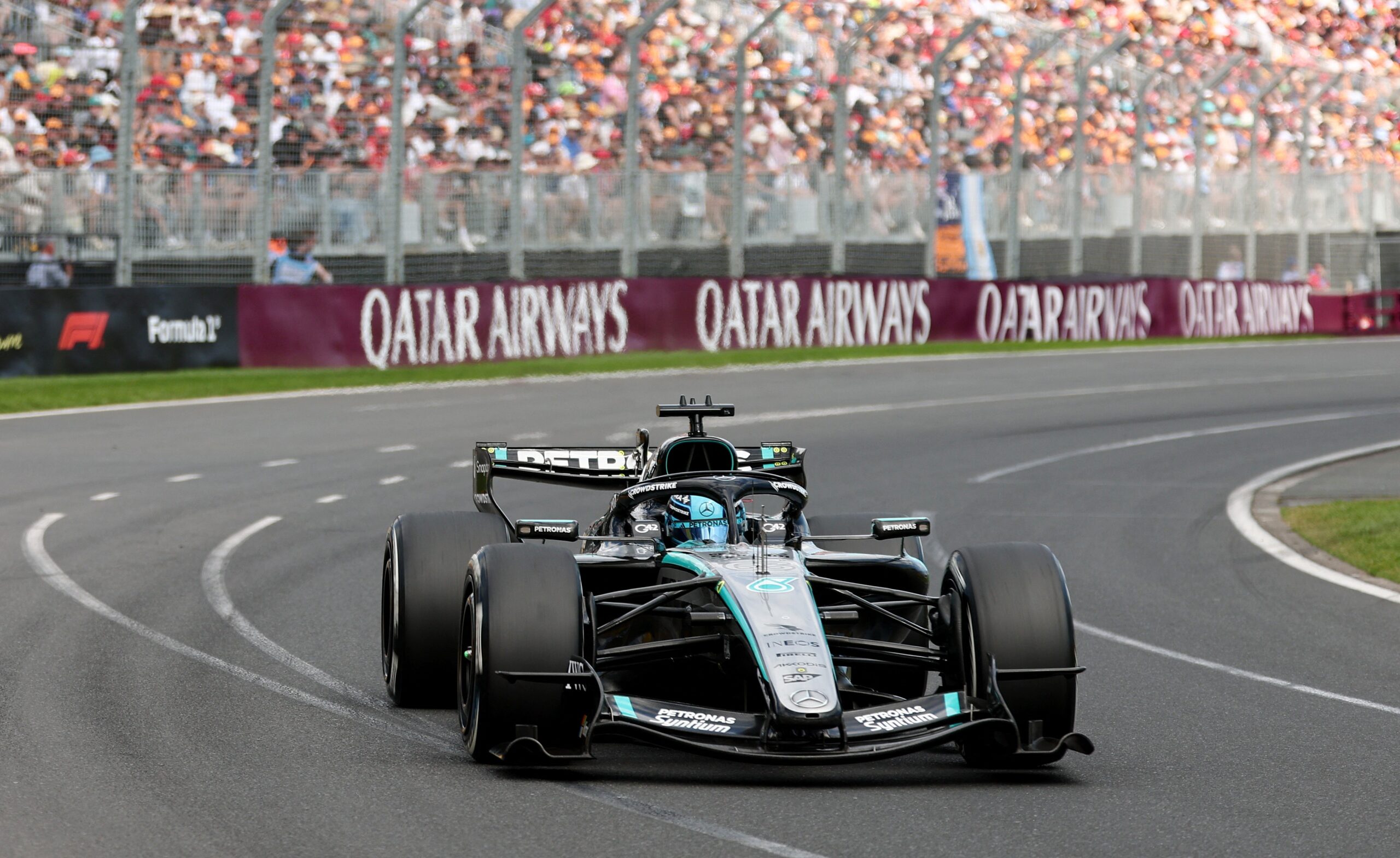 GP da Austrália: Russell segura Leclerc e vence em dobradinha da Mercedes; Bortoleto é 9º