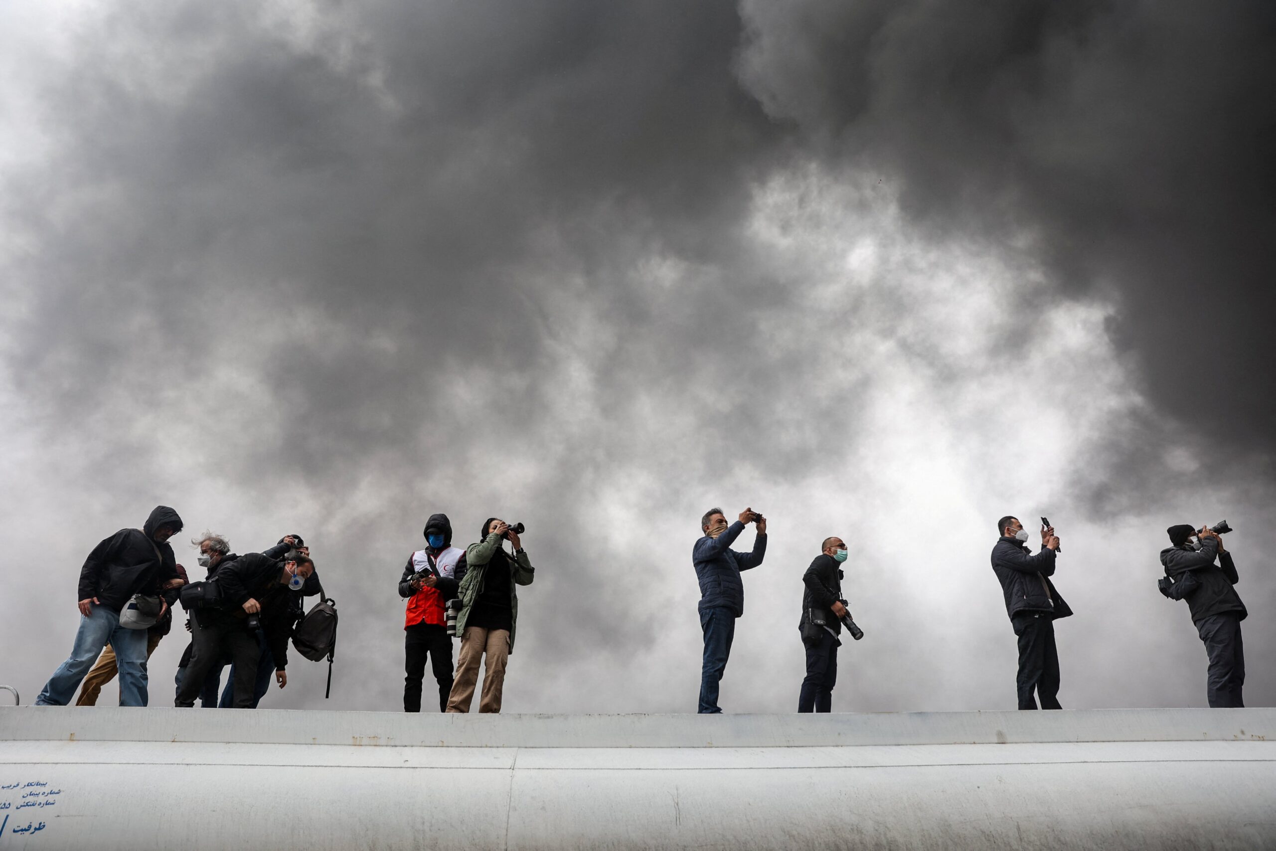 É #FAKE foto de aviões militares pintados em chão de aeroporto para servir de ‘isca’ no Irã; cena foi criada com inteligência artificial