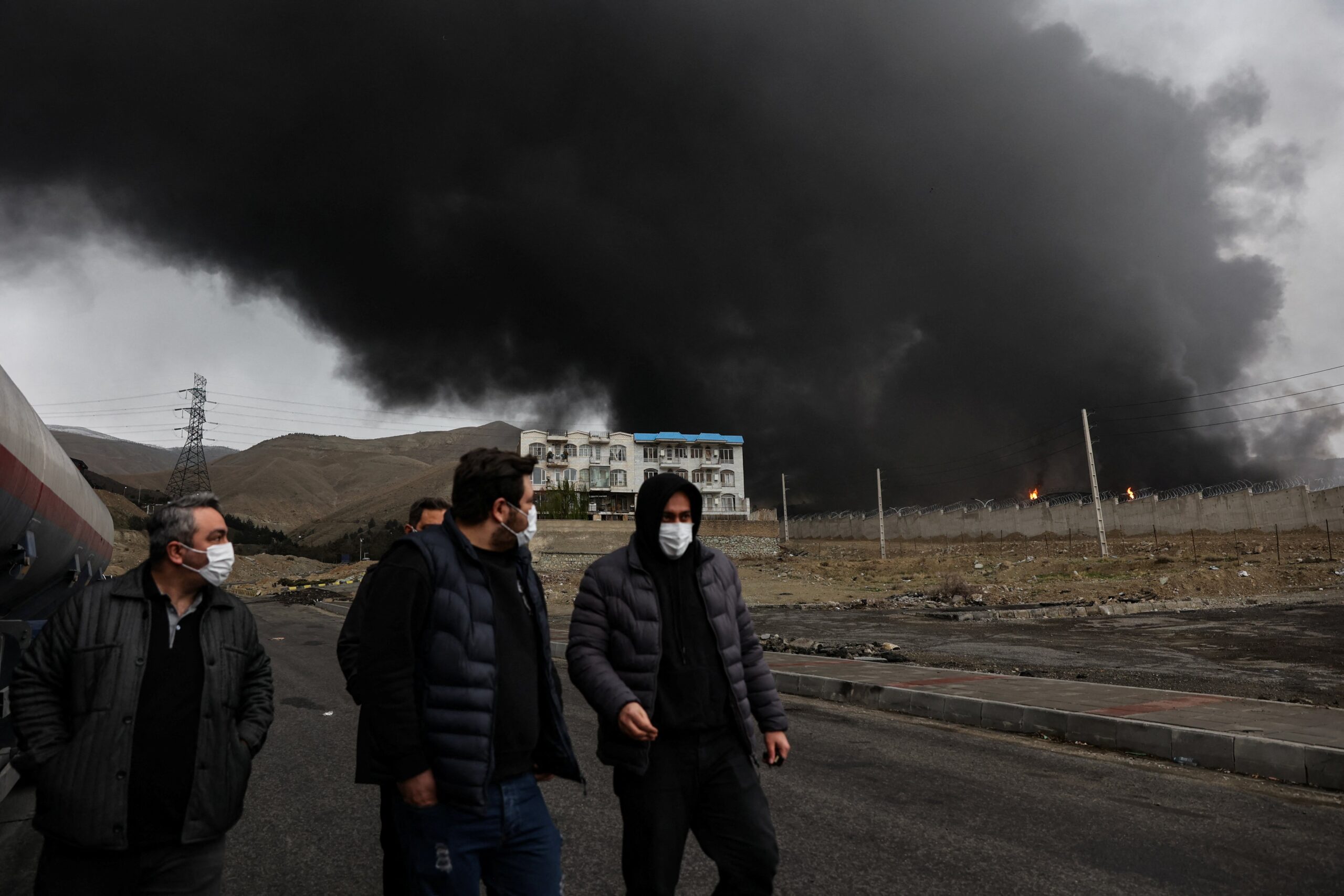 Irã alerta moradores de Teerã para risco de chuva ácida após ataques de Israel