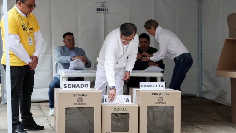 Colombianos elegem novo Congresso em votação que antecipa disputa presidencial de maio