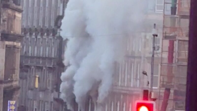 Fogo em loja de cigarros eletrônicos se espalha e atinge principal estação de Glasgow, na Escócia; VÍDEO