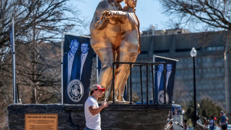 VÍDEO: Com o título ‘Rei do Mundo’, estátua que mostra Trump e Epstein abraçado na pose de ‘Titanic’ é instalada em Washington