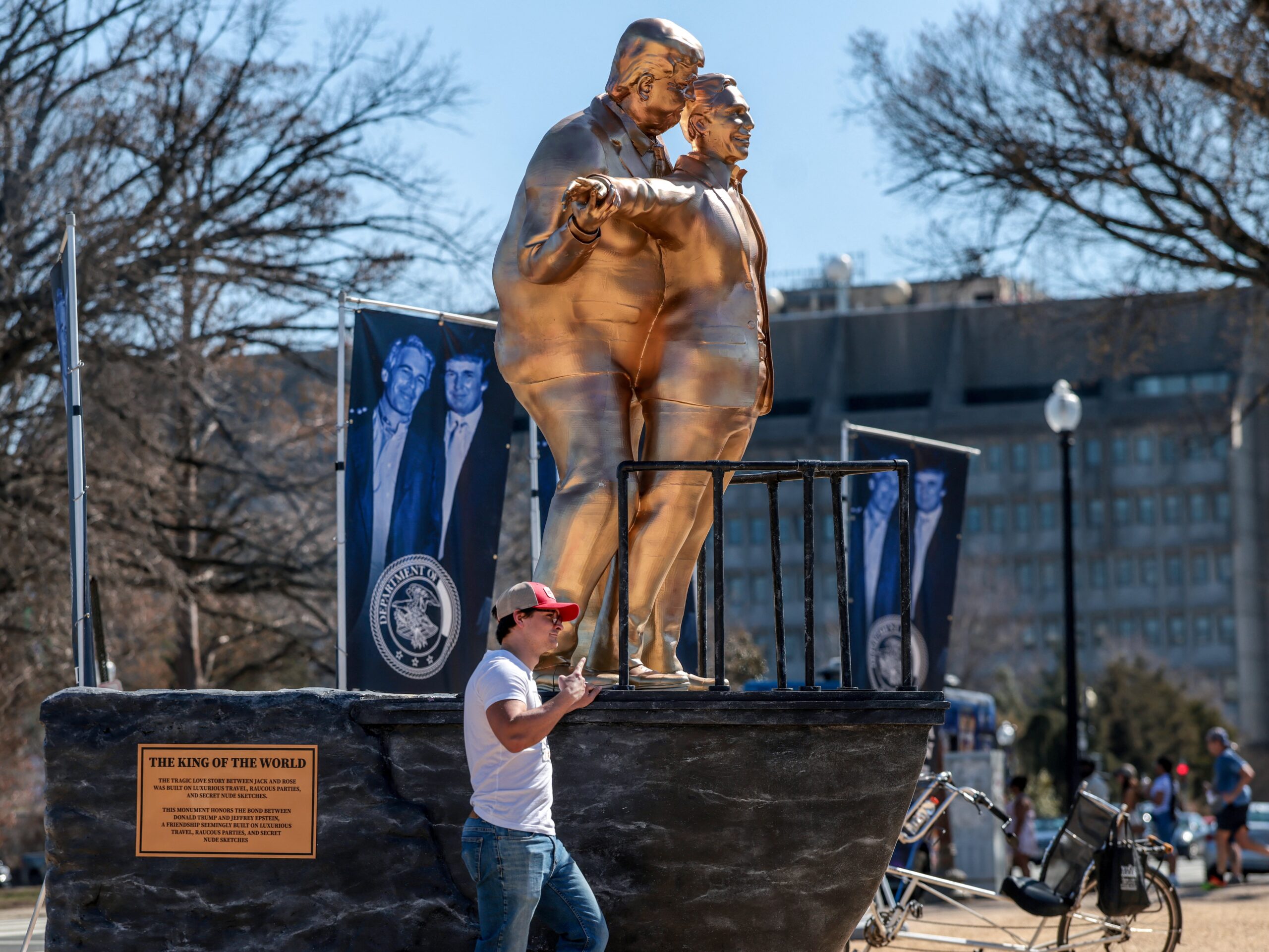 VÍDEO: Com o título ‘Rei do Mundo’, estátua que mostra Trump e Epstein abraçado na pose de ‘Titanic’ é instalada em Washington
