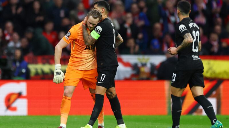 Goleiro substituído aos 16 minutos na Champions ganha apoio de colegas de posição