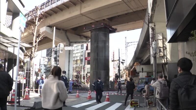 Super Mario? Cano gigante ‘salta’ do asfalto e fecha via movimentada no Japão