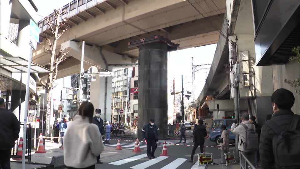 Super Mario? Cano gigante ‘salta’ do asfalto e fecha via movimentada no Japão