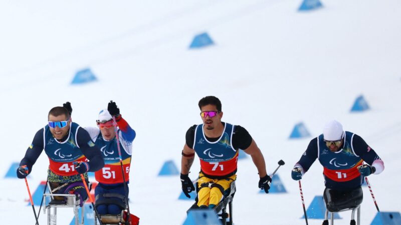 Brasil fica em 7° e bate melhor marca no revezamento misto nas Paralimpíadas de Inverno