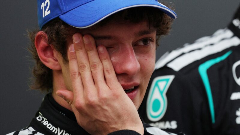 Antonelli chora após primeira vitória e exalta Mercedes: “Me ajudaram a realizar um sonho”