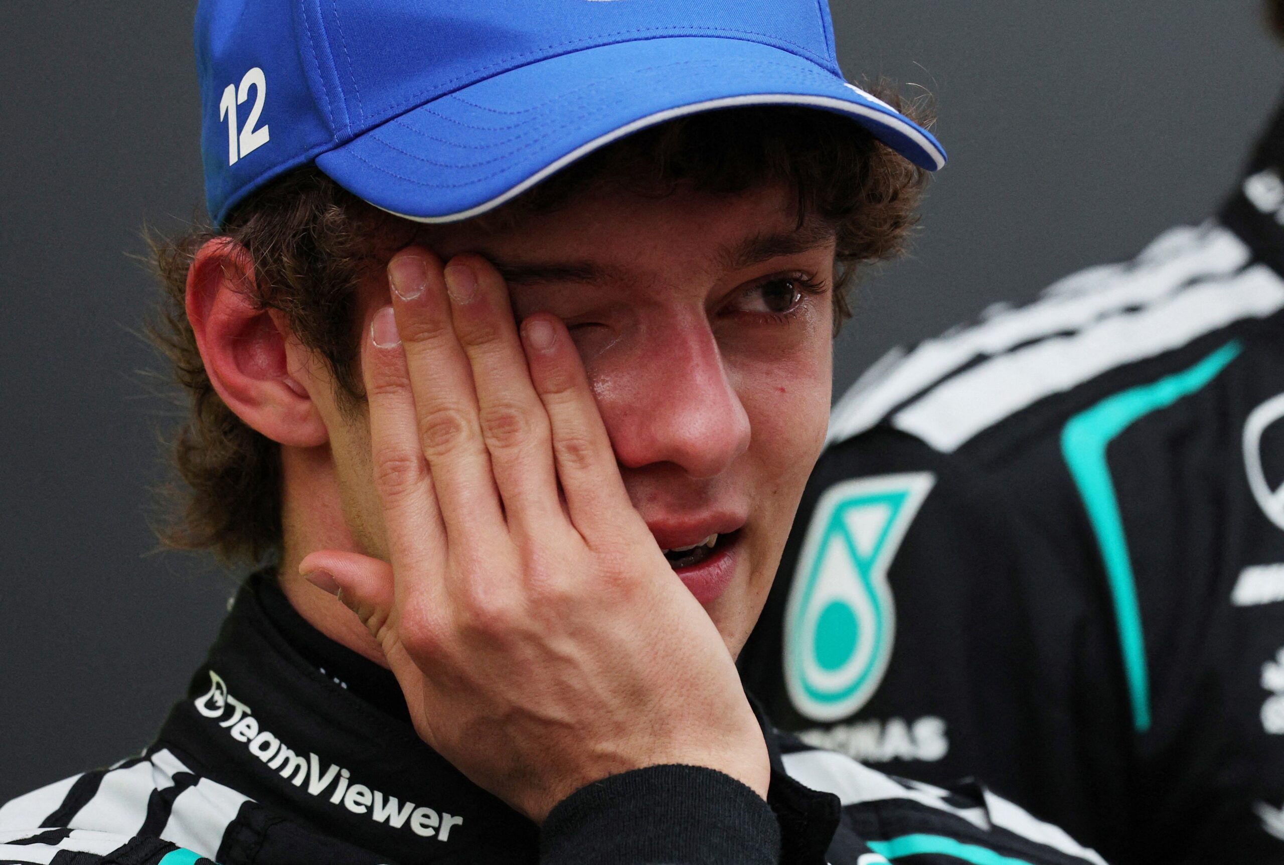 Antonelli chora após primeira vitória e exalta Mercedes: “Me ajudaram a realizar um sonho”