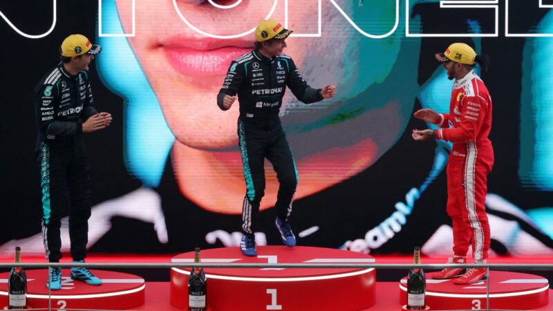 Locutor comete gafe e troca nome de Antonelli no pódio do GP da China de F1; assista