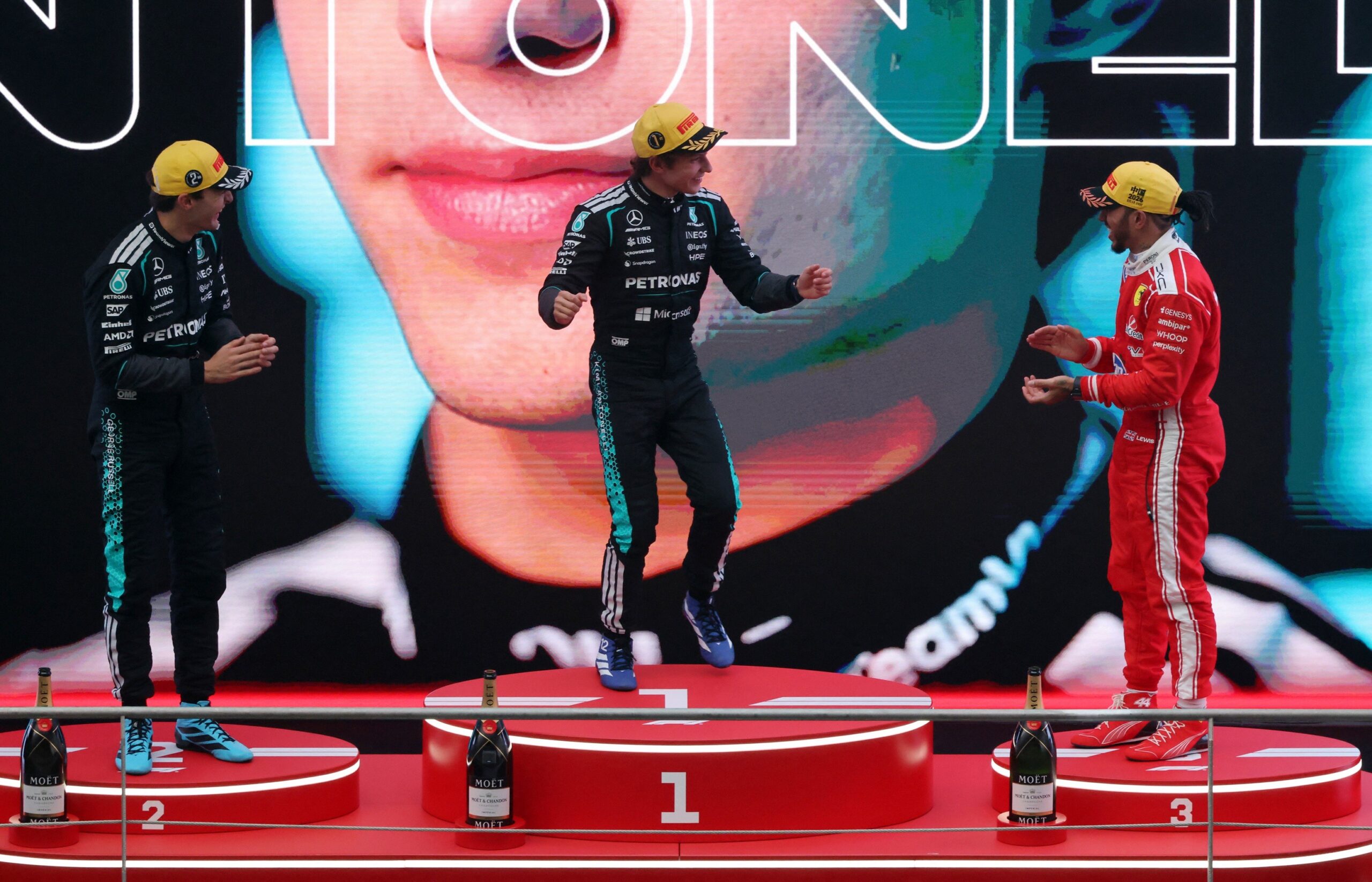 Locutor comete gafe e troca nome de Antonelli no pódio do GP da China de F1; assista