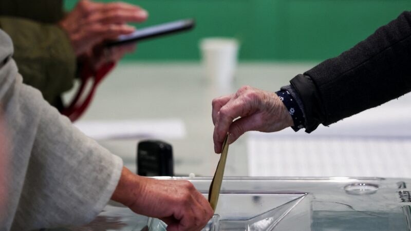 Eleição municipal na França testa força da extrema direita antes do pleito presidencial
