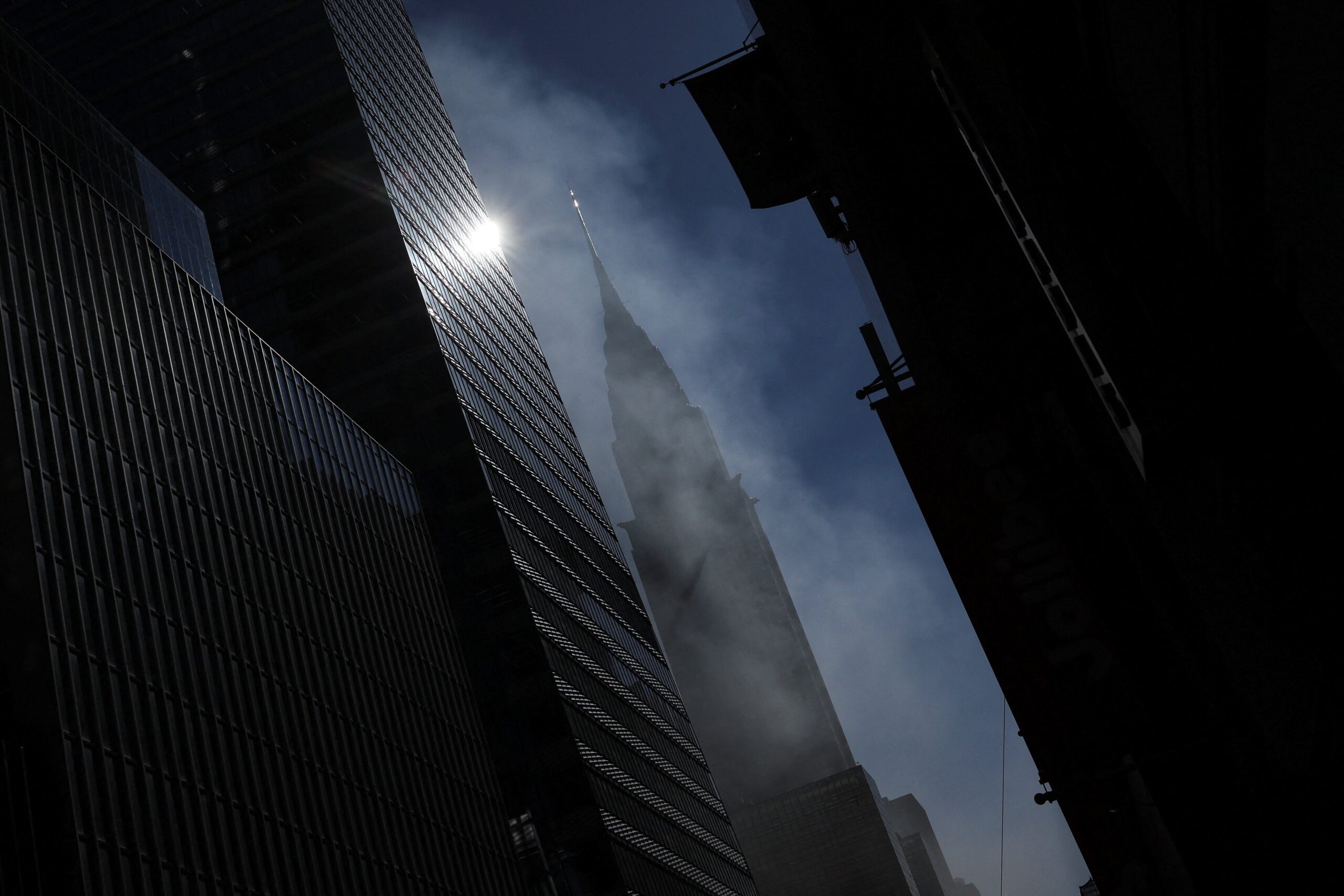 Incêndio atinge prédio em Nova York próximo à rua da Parada de Saint Patrick’s Day