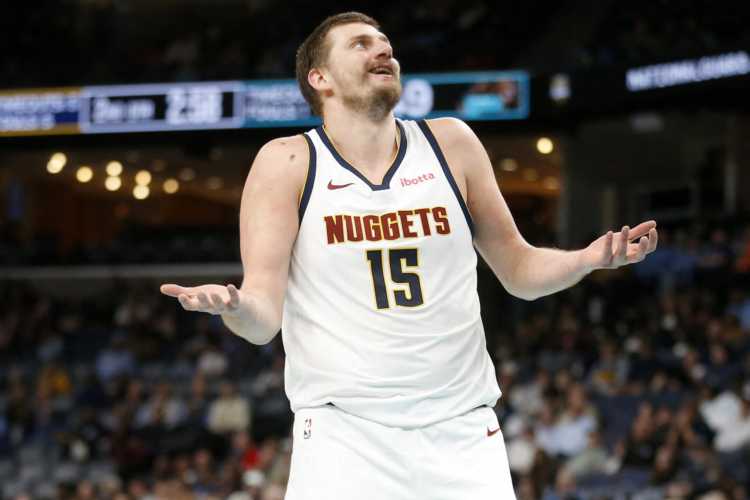 Nikola Jokic obtém “triplo-duplo do mal” com recorde de erros em derrota do Denver Nuggets na NBA