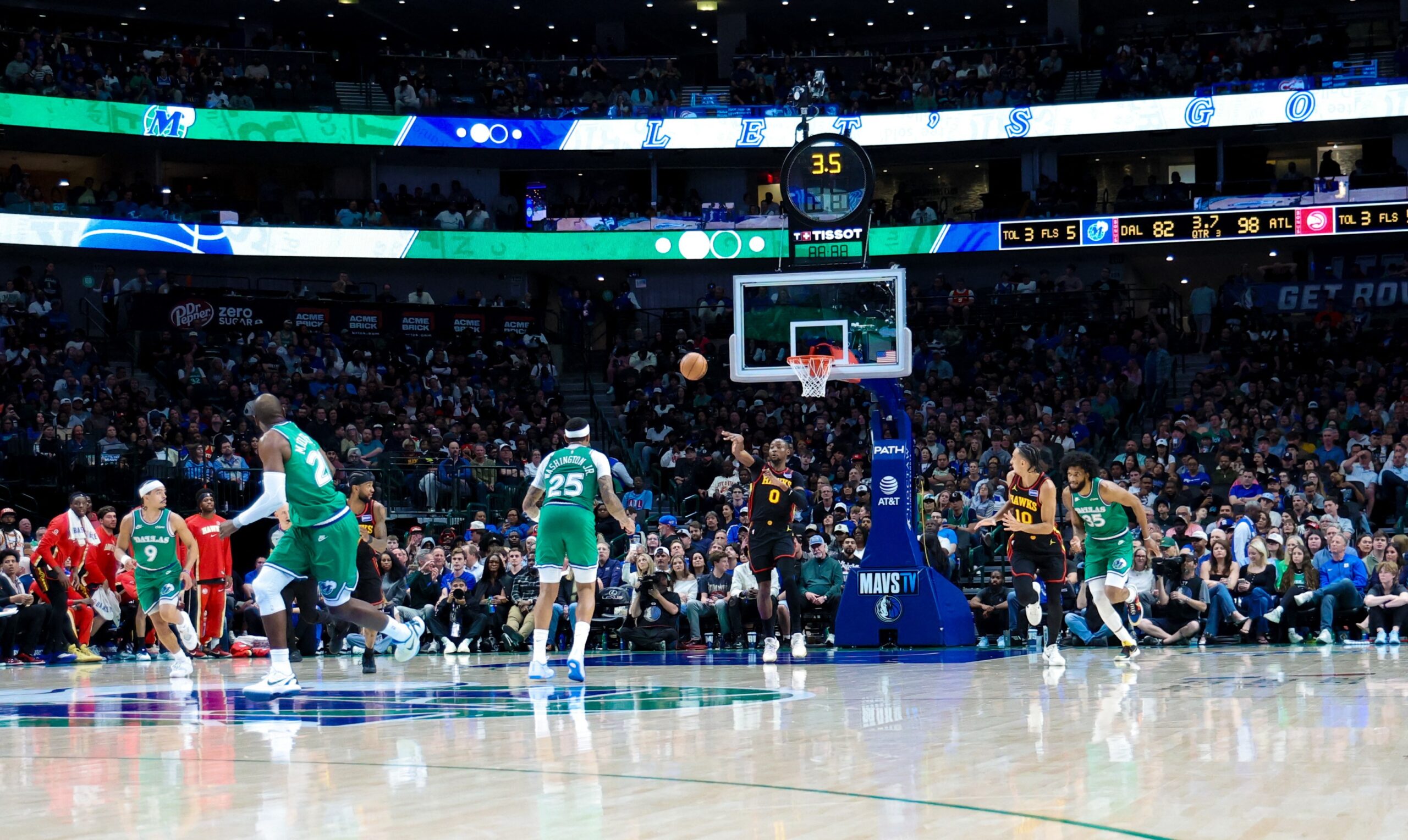 Ala congolês acerta arremesso do garrafão de defesa e entra em top 8 na história da NBA; veja