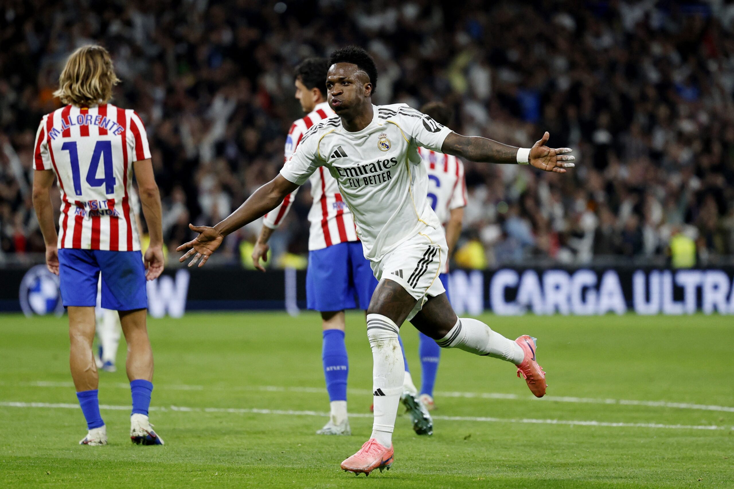 Vini Jr. provoca Giuliano Simeone em vitória do Real Madrid no clássico: “Joga mais de lateral”; veja o vídeo