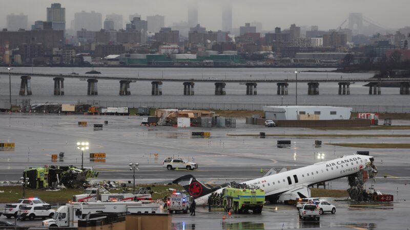 Distração de controlador com problema em outro avião pode ser causa de acidente que matou pilotos em aeroporto de Nova York