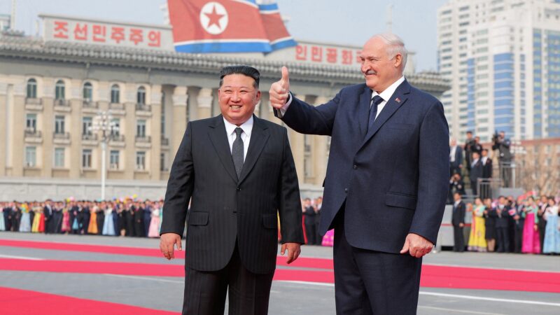 Coreia do Norte recebe presidente de Belarus com grande desfile militar para reforçar laços com aliado de Putin