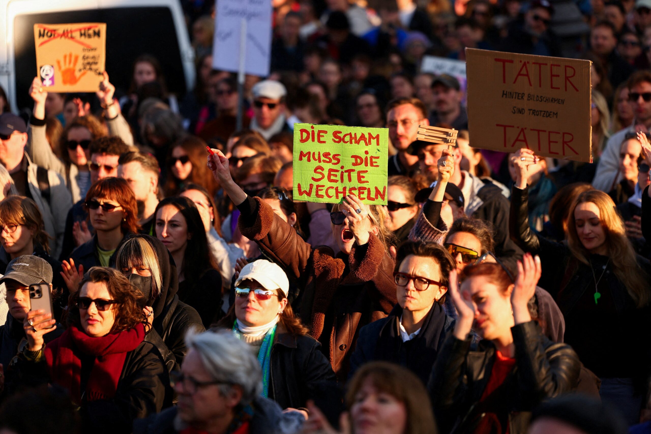 Manifestantes se mobilizam na Alemanha em apoio à atriz vítima de ‘deepfake’