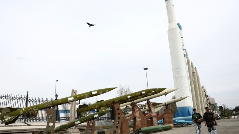 Irã diz que está pronto para ofensiva caso os EUA ataquem por terra; países do Oriente Médio se reúnem para discutir fim do conflito