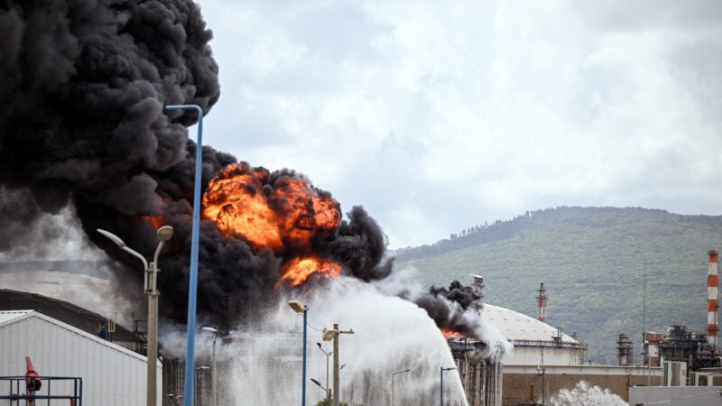 Bombardeio iraniano atinge refinaria de petróleo em Israel e causa incêndio de grandes proporções; VÍDEO