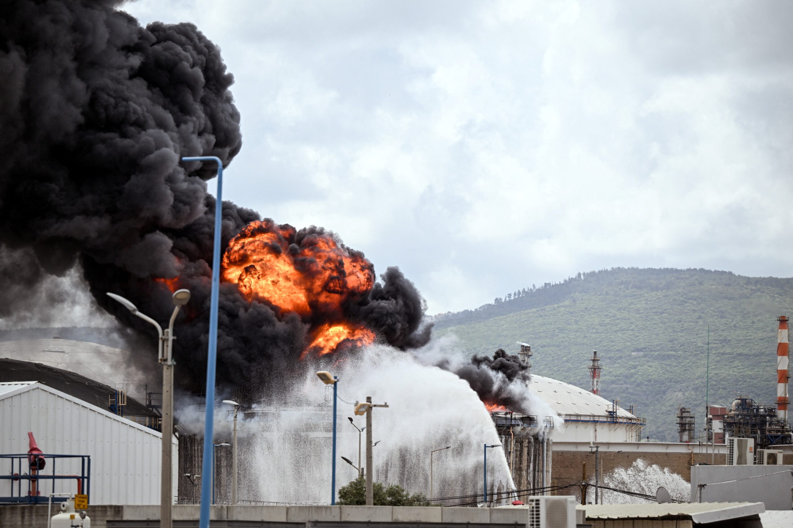 Bombardeio iraniano atinge refinaria de petróleo em Israel e causa incêndio de grandes proporções; VÍDEO