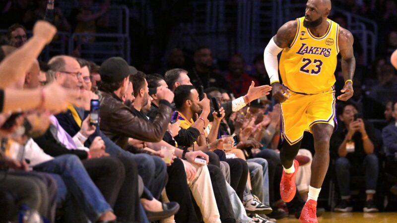 LeBron James chega ao 125º triplo-duplo e aumenta recorde de mais velho a obter o feito na NBA