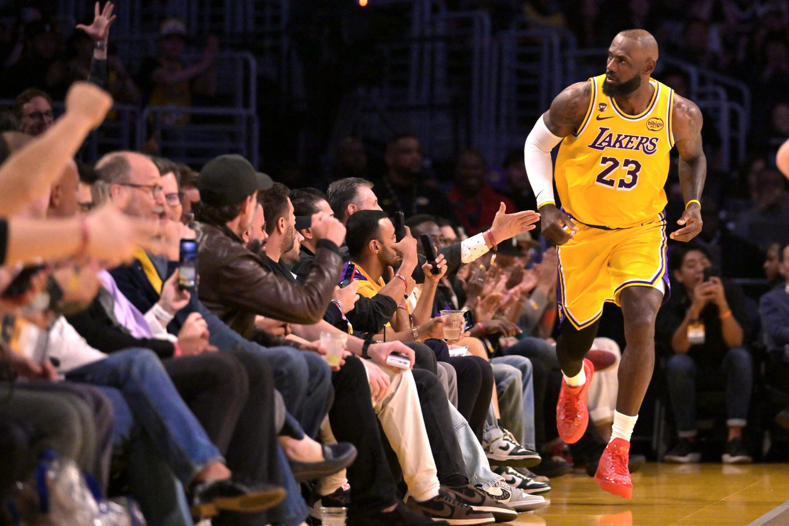 LeBron James chega ao 125º triplo-duplo e aumenta recorde de mais velho a obter o feito na NBA