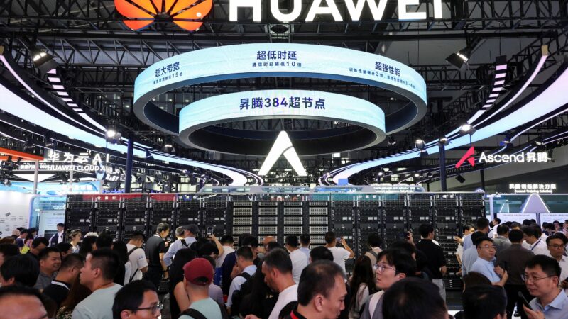 Huawei aumenta receita anual para US$ 127,5 bilhões, mas crescimento em 2025 foi mais lento
