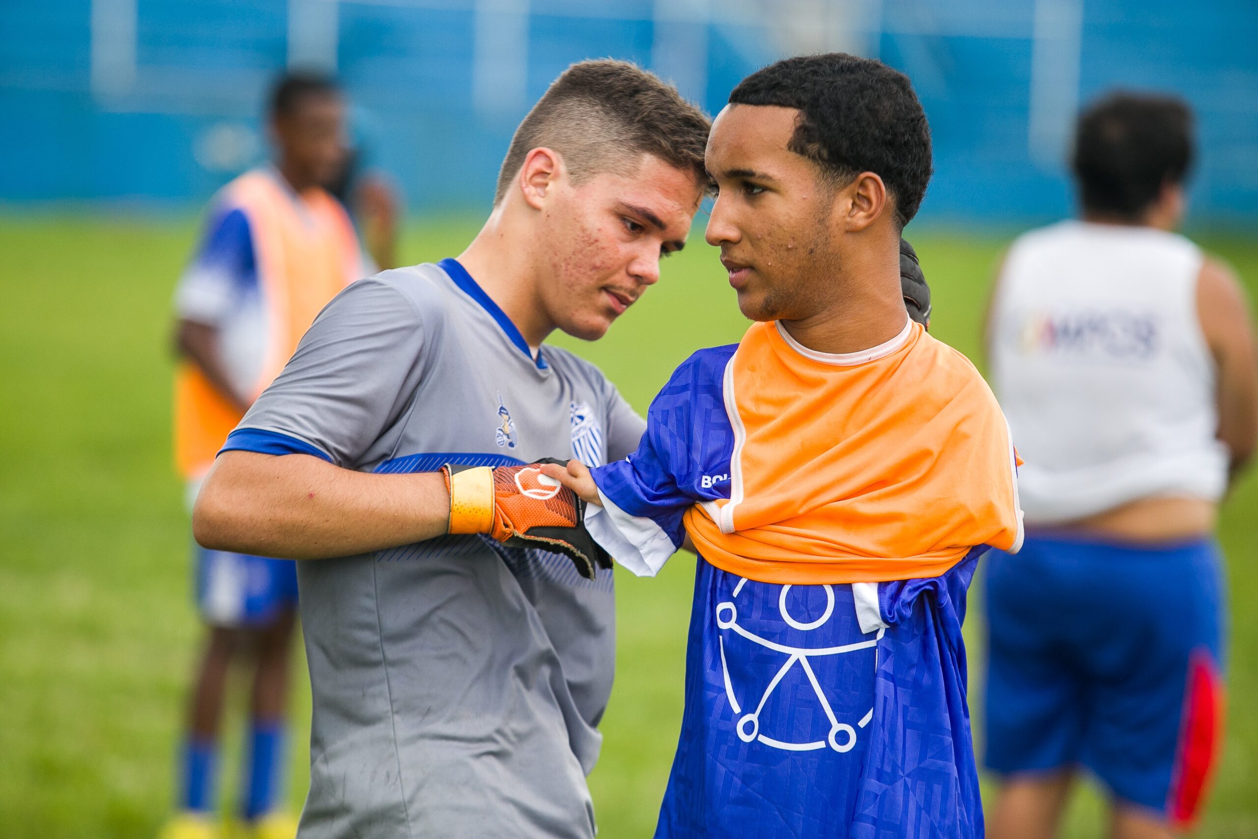 “Vai jogar como?”: bom de bola, menino sem os braços aprende a não cair e quer ser jogador no Rio
